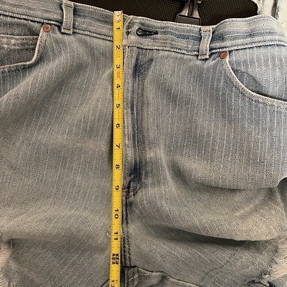 Woman’s Plus Striped Levi’s White Tag Stretchy Distressed Shorts Size 18 - Picture 11 of 12